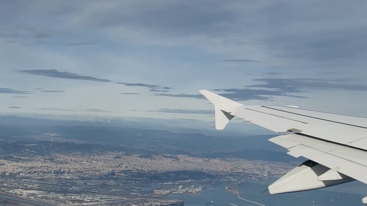 飛行機内から外を眺めるイメージ
